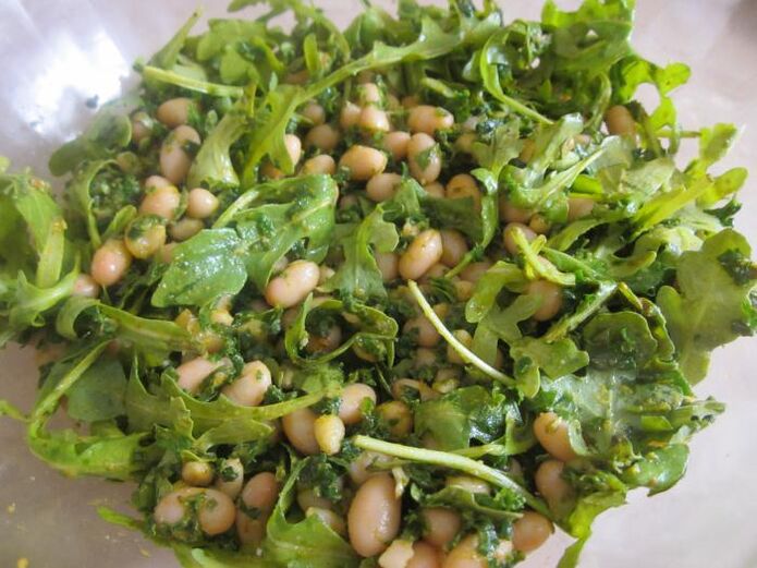 salad with arugula and pine nuts for power